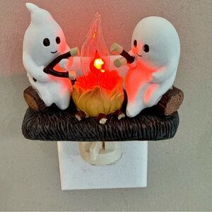 Halloween GHOSTS ROASTING CAMPFIRE S’MORES FLICKER FLAME NIGHT LIGHT! New!